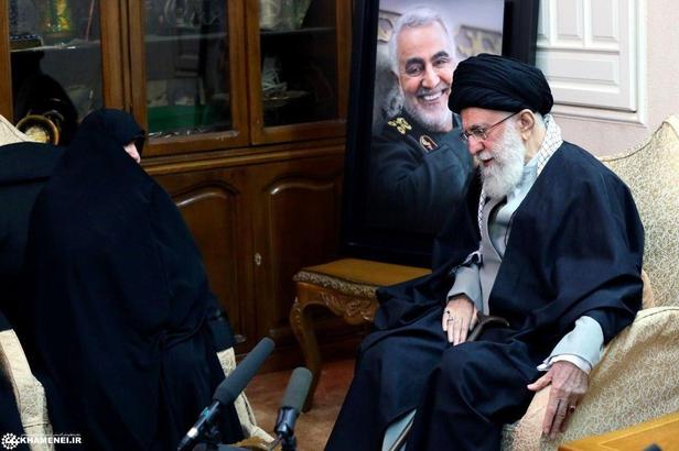 حضور رهبر انقلاب در منزل شهید سلیمانی + تصاویر