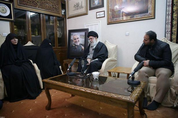 حضور رهبر انقلاب در منزل شهید سلیمانی + تصاویر