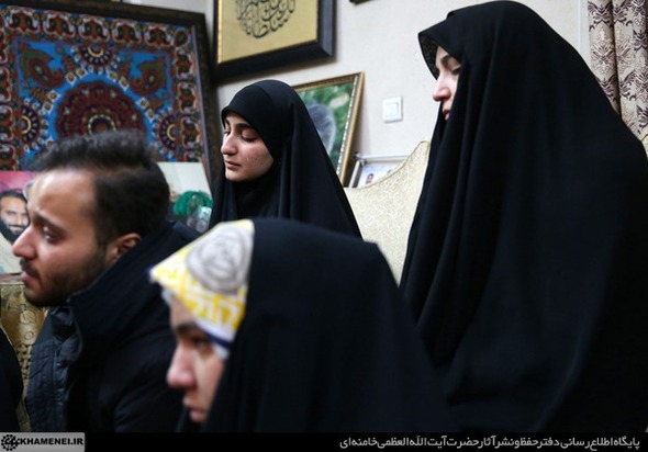 حضور رهبر انقلاب در منزل شهید سلیمانی + تصاویر