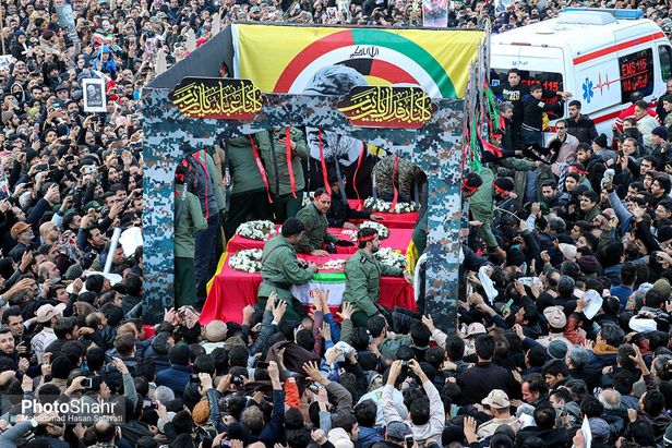 گزارش زنده از مراسم تشییع سردار سلیمانی در مشهد/ وعده ما با شهیدان مقاومت ساعت۱۴ میدان ۱۵خرداد مشهد