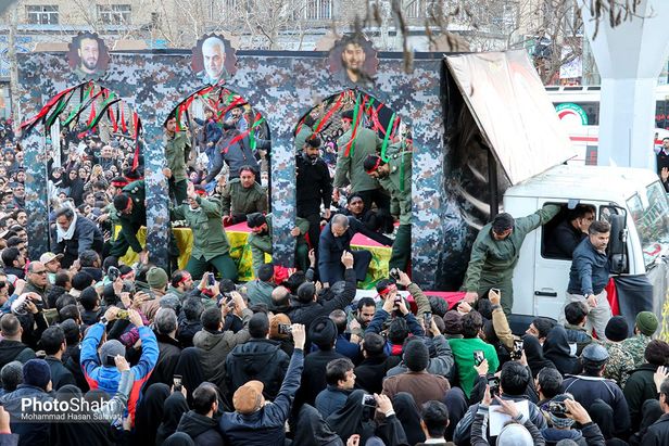 گزارش زنده از مراسم تشییع سردار سلیمانی در مشهد/ وعده ما با شهیدان مقاومت ساعت۱۴ میدان ۱۵خرداد مشهد