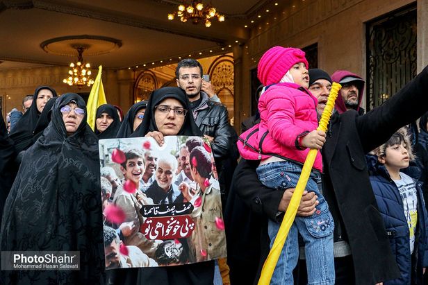 گزارش زنده از مراسم تشییع سردار سلیمانی در مشهد/ وعده ما با شهیدان مقاومت ساعت۱۴ میدان ۱۵خرداد مشهد