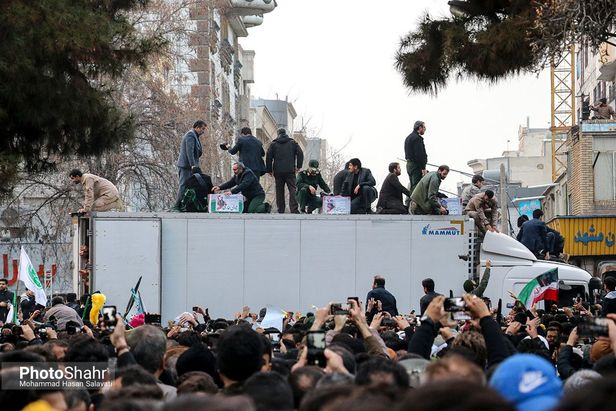 گزارش زنده از مراسم تشییع سردار سلیمانی در مشهد/ وعده ما با شهیدان مقاومت ساعت۱۴ میدان ۱۵خرداد مشهد
