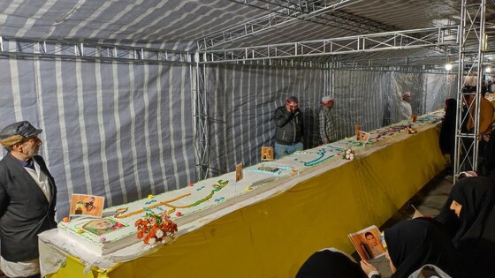 آماده‌سازی کیک ۶۹ متری به مناسبت ولادت حضرت زینب (س) در مشهد+ فیلم و تصاویر