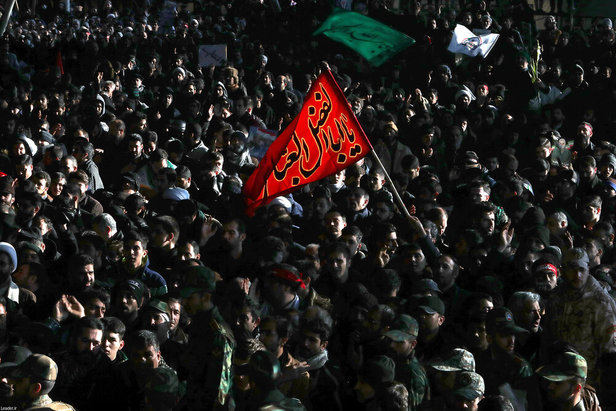 تصاویر مراسم وداع با حاج قاسم و هم رزمان شهیدش از نگاه سایت رهبری