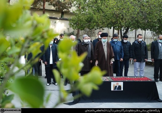 اقامه نماز رهبر معظم انقلاب بر پیکر عباس شیبانی | دکتر شیبانی به‌‎معنای واقعی کلمه مبارز و مشغول کار و تلاش بود + تصاویر