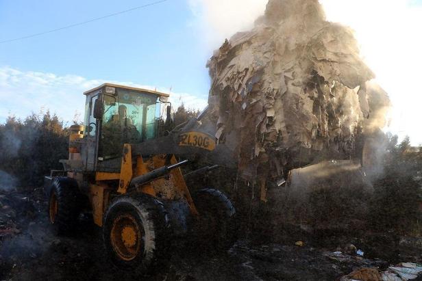 مهار آتش‌سوزی کارخانه بازیافت و فرآوری ضایعات کارتن در حومه مشهد+تصویر