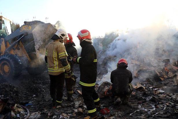 مهار آتش‌سوزی کارخانه بازیافت و فرآوری ضایعات کارتن در حومه مشهد+تصویر