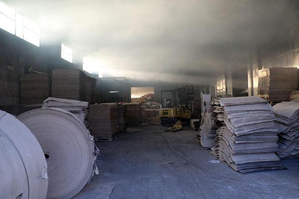 مهار آتش‌سوزی کارخانه بازیافت و فرآوری ضایعات کارتن در حومه مشهد+تصویر