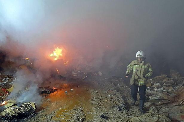 مهار آتش‌سوزی کارخانه بازیافت و فرآوری ضایعات کارتن در حومه مشهد+تصویر