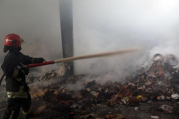 مهار آتش‌سوزی کارخانه بازیافت و فرآوری ضایعات کارتن در حومه مشهد+تصویر