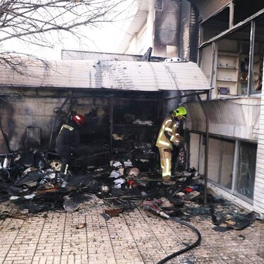 نجات ۴ نفر با تلاش آتش نشانان مشهدی در پی حریق ساختمان مسکونی + تصاویر