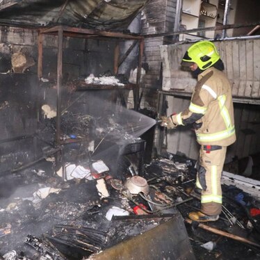 نجات ۴ نفر با تلاش آتش نشانان مشهدی در پی حریق ساختمان مسکونی + تصاویر