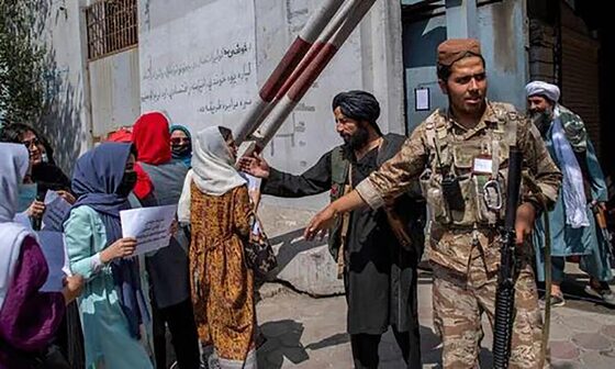 تنها میان طالبان + عکس