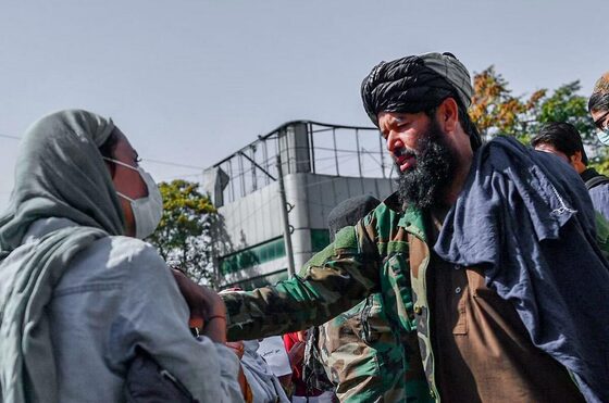 تنها میان طالبان + عکس