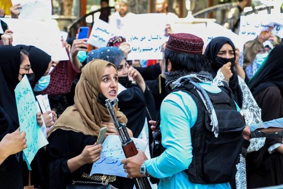 تنها میان طالبان + عکس