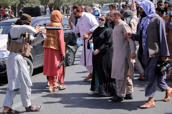 تنها میان طالبان + عکس