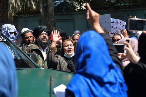 تنها میان طالبان + عکس