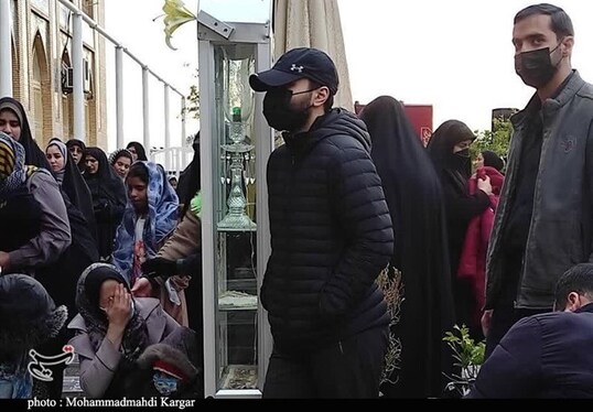 زیارت پدر در کرمان | حضور فرزندان بر مزار حاج قاسم سلیمانی + تصاویر
