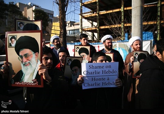 تجمع در مقابل سفارت فرانسه در اعتراض به اهانت شارلی ابدو + تصاویر