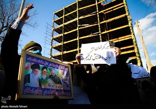 تجمع در مقابل سفارت فرانسه در اعتراض به اهانت شارلی ابدو + تصاویر