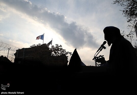 تجمع در مقابل سفارت فرانسه در اعتراض به اهانت شارلی ابدو + تصاویر