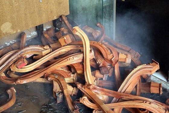 مهار حریق مهیب کارگاه CNC چوب در منطقه خین عرب مشهد با تلاش آتش‌نشانان+ تصاویر