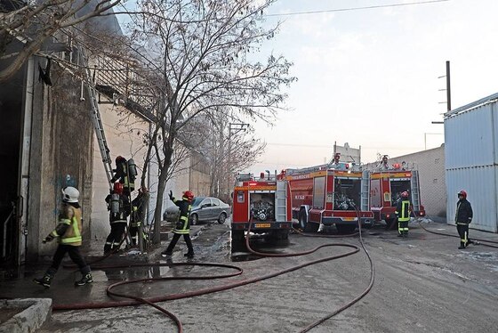 مهار حریق مهیب کارگاه CNC چوب در منطقه خین عرب مشهد با تلاش آتش‌نشانان+ تصاویر