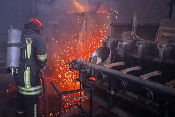 مهار حریق مهیب کارگاه CNC چوب در منطقه خین عرب مشهد با تلاش آتش‌نشانان+ تصاویر