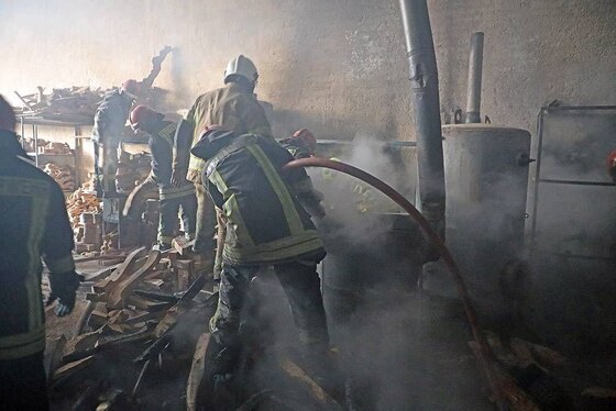 مهار حریق مهیب کارگاه CNC چوب در منطقه خین عرب مشهد با تلاش آتش‌نشانان+ تصاویر