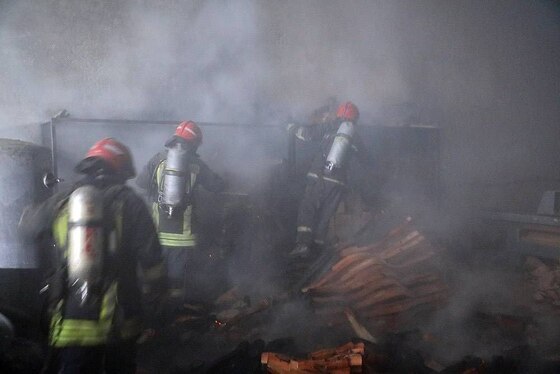 مهار حریق مهیب کارگاه CNC چوب در منطقه خین عرب مشهد با تلاش آتش‌نشانان+ تصاویر