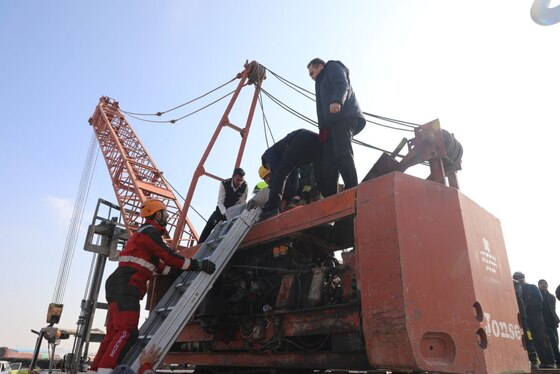 تعمیر جرثقیل در فریمان، حادثه ساز شد + تصاویر