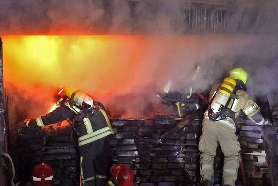 اطفای حریق  انبار بزرگ الوار درخیابان فدک مشهد + تصاویر