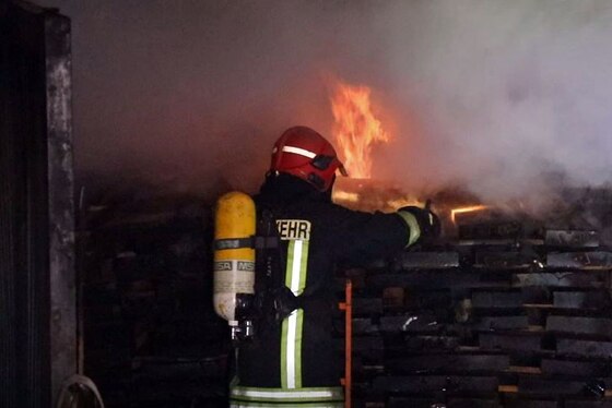 اطفای حریق  انبار بزرگ الوار درخیابان فدک مشهد + تصاویر