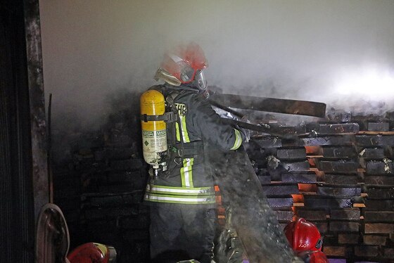 اطفای حریق  انبار بزرگ الوار درخیابان فدک مشهد + تصاویر