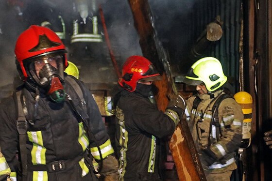 اطفای حریق  انبار بزرگ الوار درخیابان فدک مشهد + تصاویر