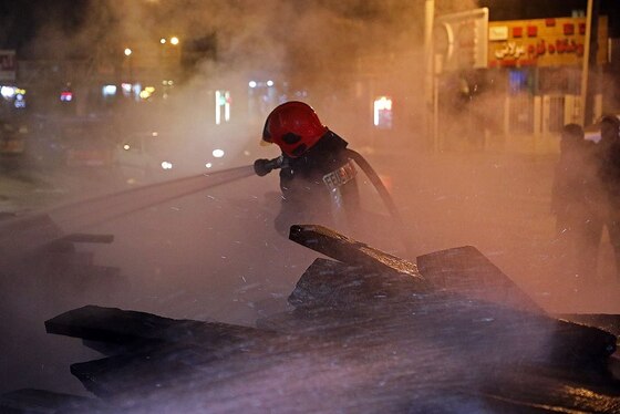 اطفای حریق  انبار بزرگ الوار درخیابان فدک مشهد + تصاویر