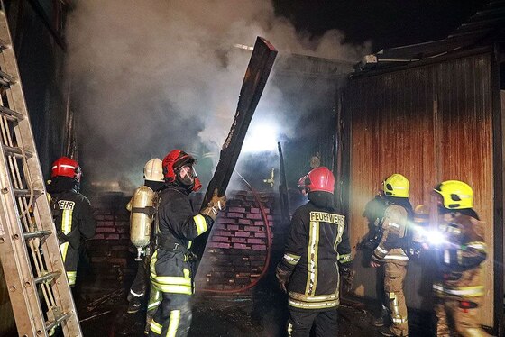 اطفای حریق  انبار بزرگ الوار درخیابان فدک مشهد + تصاویر