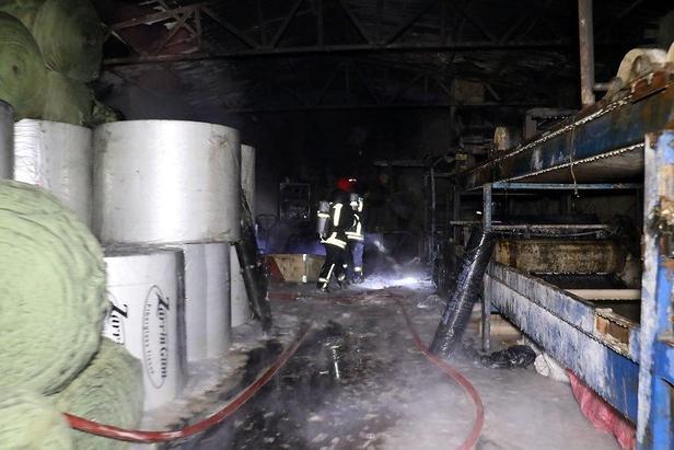 مهار آتش‌سوزی کارخانه ایزوگام در جاده مشهد کلات