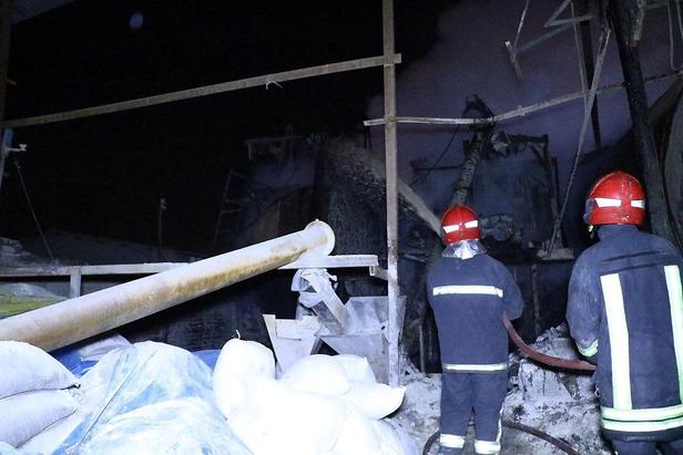 مهار آتش‌سوزی کارخانه ایزوگام در جاده مشهد کلات