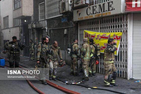 آتش‌سوزی در ساختمان ۱۰ طبقه تهران | شهادت آتش‌نشان تهرانی + تصاویر و فیلم