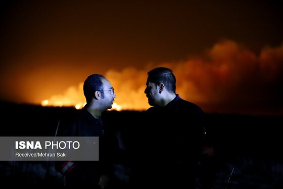 مهار آتش در تالاب میقان اراک پس از ۸ ساعت + عکس و فیلم