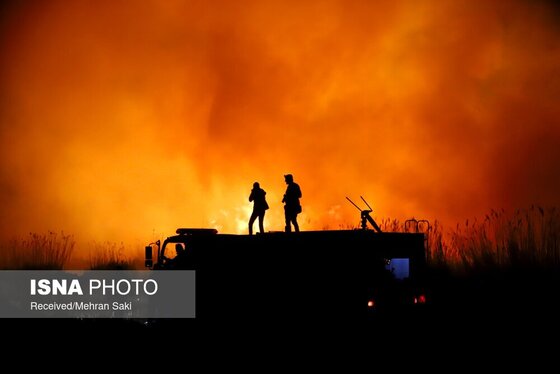 مهار آتش در تالاب میقان اراک پس از ۸ ساعت + عکس و فیلم