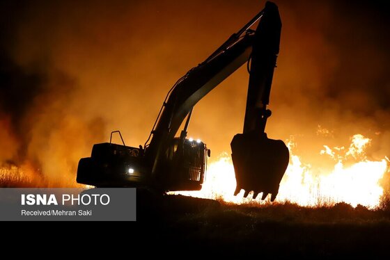مهار آتش در تالاب میقان اراک پس از ۸ ساعت + عکس و فیلم