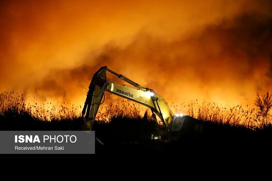 مهار آتش در تالاب میقان اراک پس از ۸ ساعت + عکس و فیلم