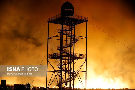 مهار آتش در تالاب میقان اراک پس از ۸ ساعت + عکس و فیلم