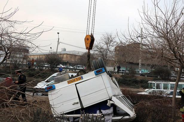 واژگونی مینی‌بوس در صدمتری مشهد+ تصویر