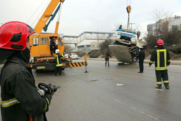 واژگونی مینی‌بوس در صدمتری مشهد+ تصویر