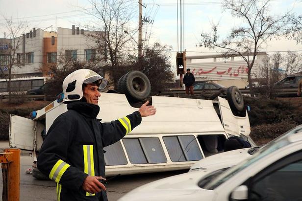 واژگونی مینی‌بوس در صدمتری مشهد+ تصویر