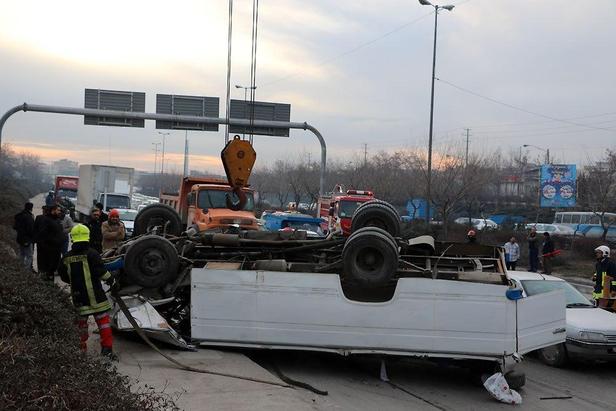 واژگونی مینی‌بوس در صدمتری مشهد+ تصویر